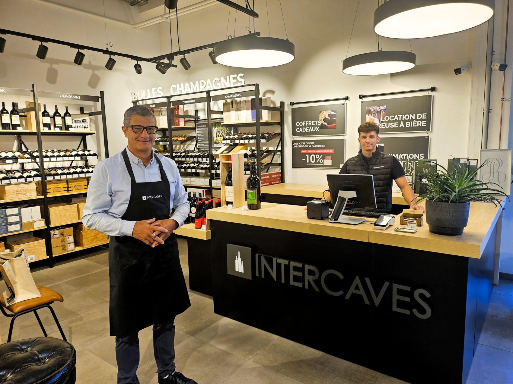 Pascal et Noé, cavistes Intercaves à Villerest, dans la boutique